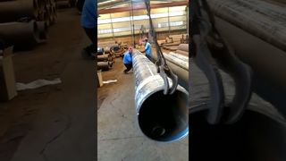 Proceso de manipulación de tubos galvanizados de gran tamaño.